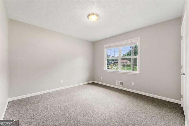 Building Photo - 3027 Lakeridge Dr SE