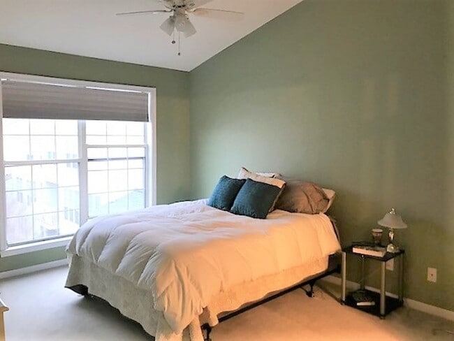 Building Photo - Beautiful Top Floor 2 Level 2 Bed 2.5 Bath Condo In Sought After Kingsgate Community