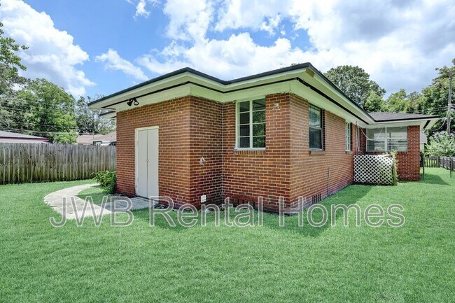 Building Photo - 2739 Myra St