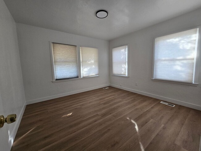 Building Photo - 2 Br 1 Ba ready now