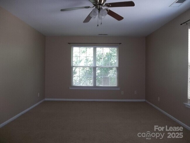 Building Photo - 604 Queenswater Ln