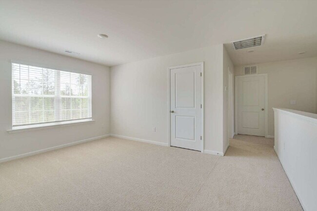 Building Photo - "Spacious 5-Bedroom Haven in Fuquay-Varina!"