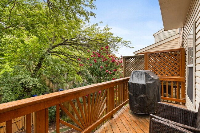 Building Photo - 2025 N Buchanan Ct