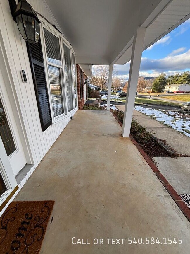 Building Photo - 136 Grimes St