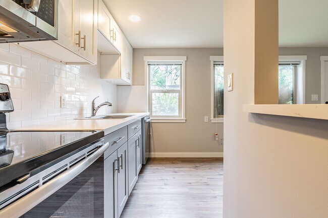Building Photo - Charming Ballard  Daylight One Bedroom Plu...