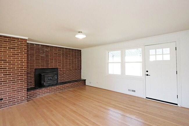 Building Photo - Updated Pet-Friendly Home - Walkable to Downtown Crozet!
