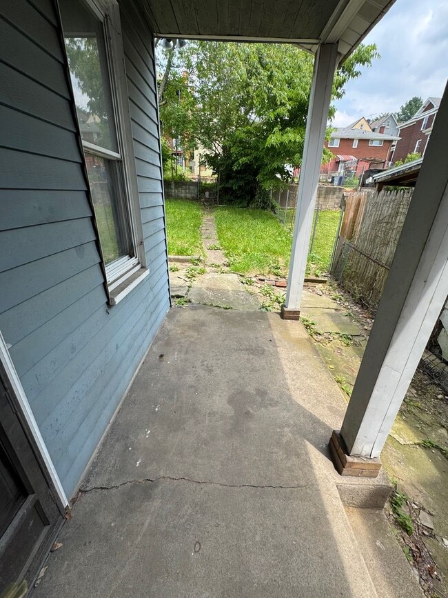 Building Photo - 3 Bedroom 1 Bath Minutes Away from the City!