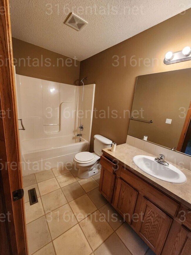 Building Photo - $1,650 - 3 bedroom / 1 bathroom - Single F...