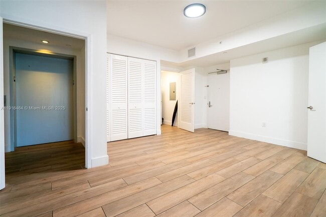 Building Photo - 1010 Brickell Ave