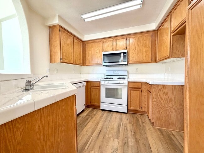 Building Photo - Stylish 2-Bedroom Condo in Gated Community with Balcony & Amenities