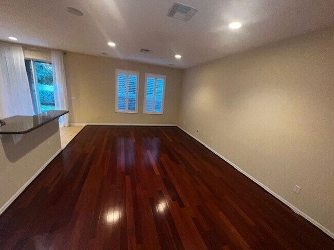 Building Photo - MOVE IN NOW-OVIEDO RENTAL!BEAUTIFUL 3 bd 2.5 bath townhome! 2 CAR ATTACHED GARAGE!FRESH PAINT! Wa...
