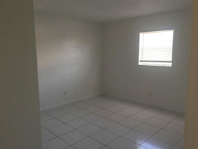 Building Photo - 5831 SW 36th Ct