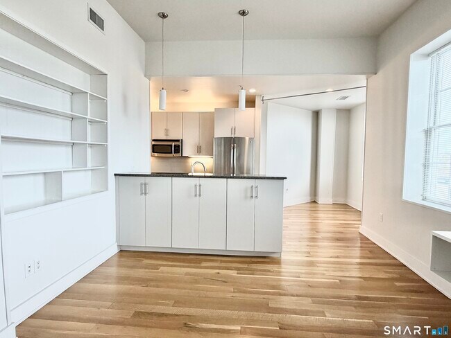 Building Photo - 60 Willow St