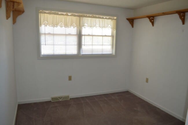 Building Photo - 127 Freedom Dr