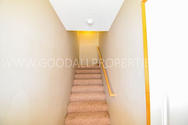 Building Photo - Discover this beautiful 2 Bedroom, 2.5 Bath Towhome in Ankeny!