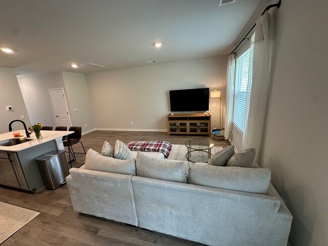 Building Photo - FOR LEASE- NEW TOWNHOME IN LEBANON!