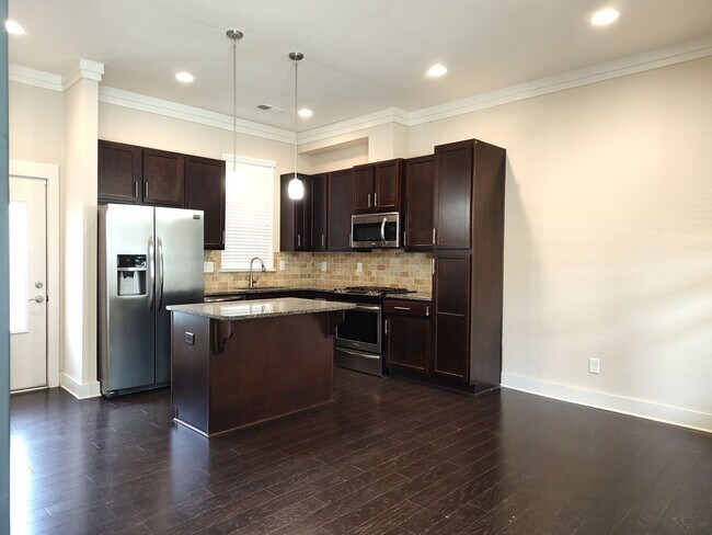 Building Photo - Move-In Ready Townhome located in the Stee...