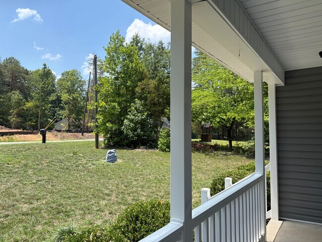 Building Photo - Home in country just minutes from town!