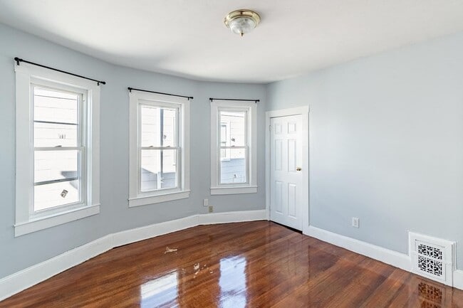 Building Photo - 15 Groom St