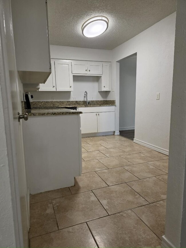 Building Photo - 7206-7206 Vista Cliff Dr