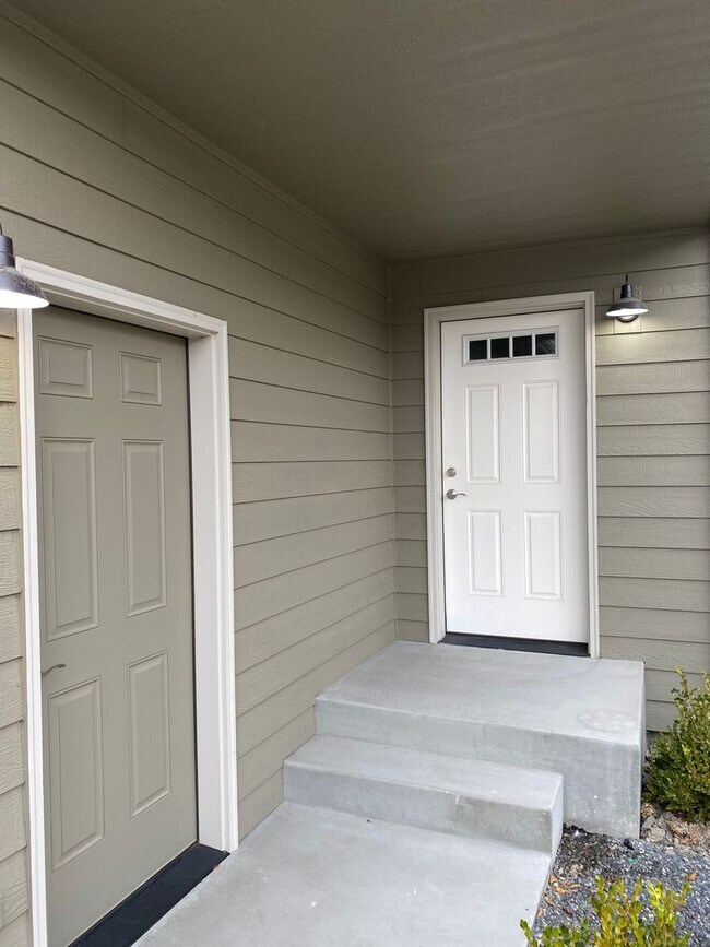 Building Photo - Beautiful 3 Bedroom 2.5  Bathroom Townhome w/ 2-car Garage - in the Eastmont School District!