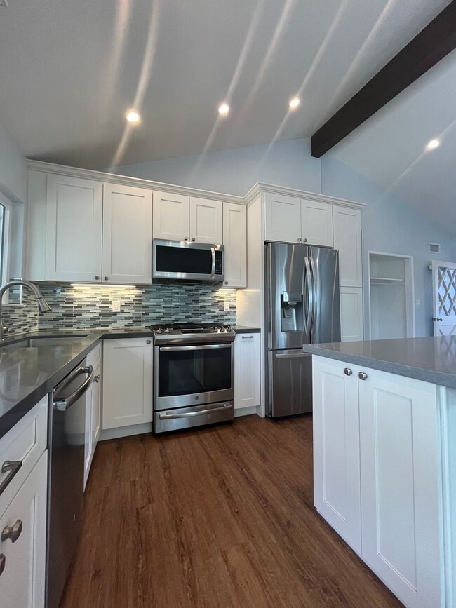 Building Photo - CHARMING 3BD/2BA SINGLE FAMILY HOME IN CLA...