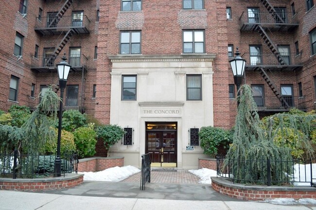 Building Photo - 21-17 31st Ave