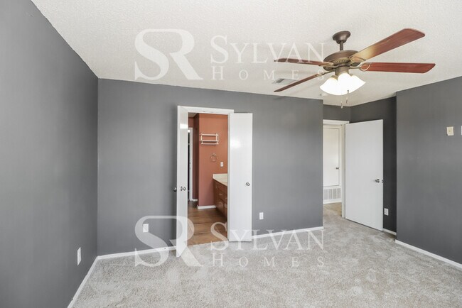 Building Photo - Your dream home awaits!