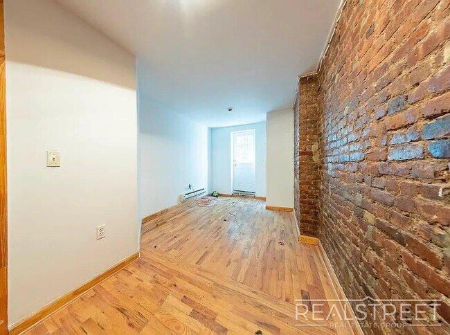 Building Photo - No Fee – 4 Bed / 1.5 Bath with Private Bac...