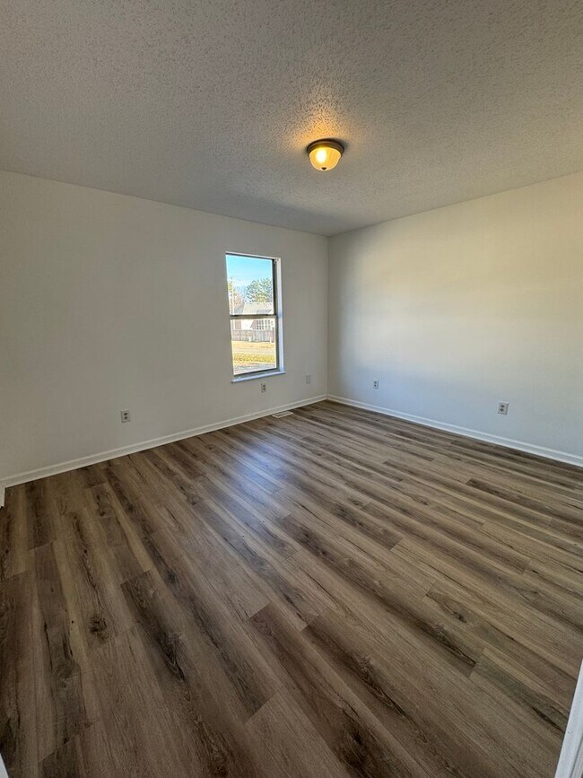 Building Photo - Desirable Townhouse in Martin! *New Flooring & Paint*