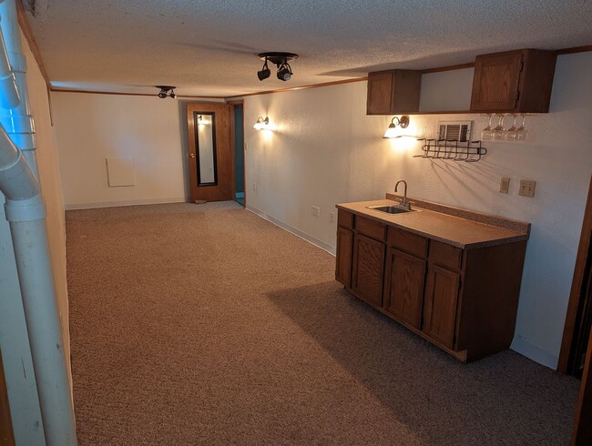 Building Photo - 4 bedroom for JUNE