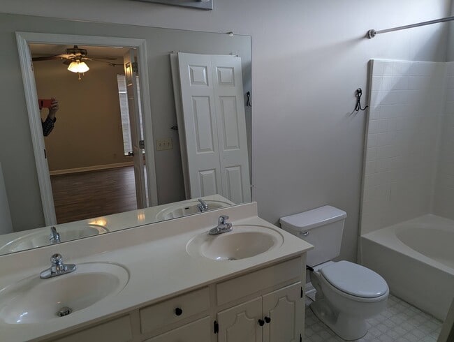 Building Photo - 1403 Cedardale Ct