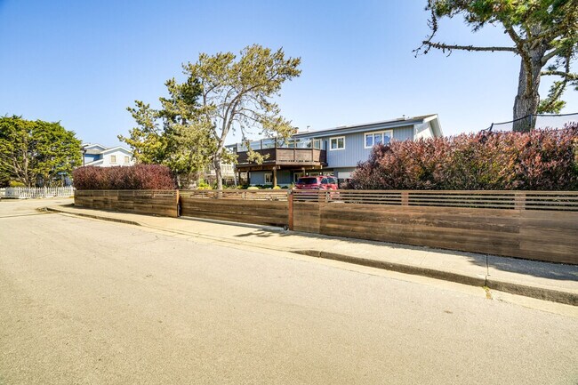 Building Photo - 705 Alsace Lorraine Ave