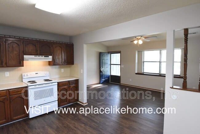 Building Photo - 117 SE Greystone Dr