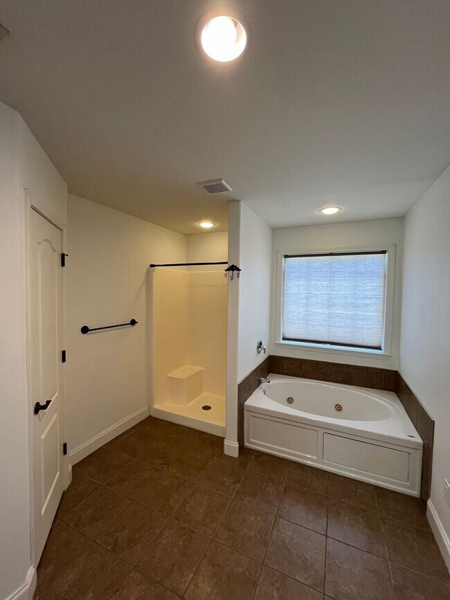Building Photo - Stunning 3 Bed 3 Bath Home