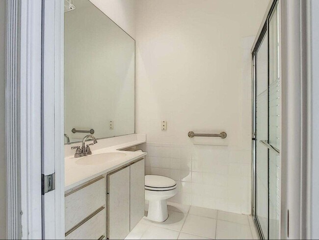 Building Photo - 8533 SE Palm Hammock Ln