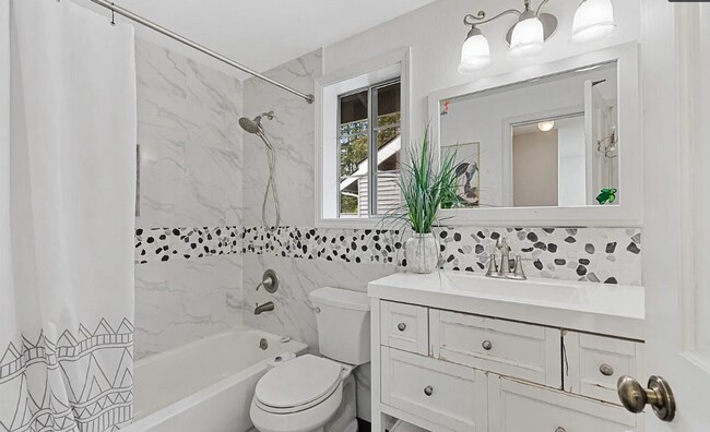 Building Photo - Kent East hill Condo townhome in Village at Single Creek - 3 bedroom 2.5 bath and 2 car garage. A...