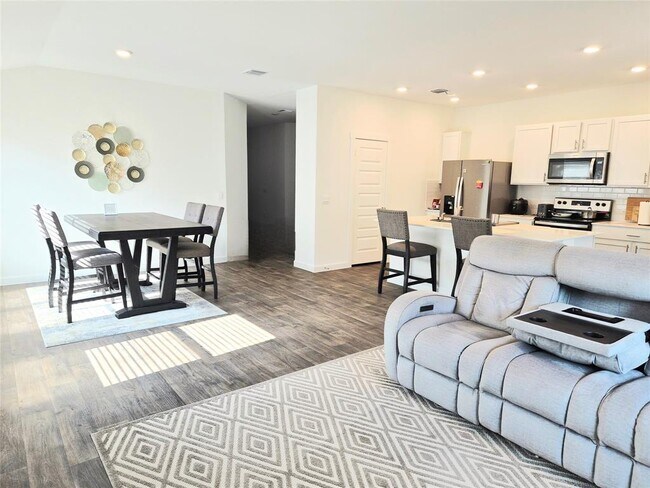 Building Photo - 501 Elm Crk Dr