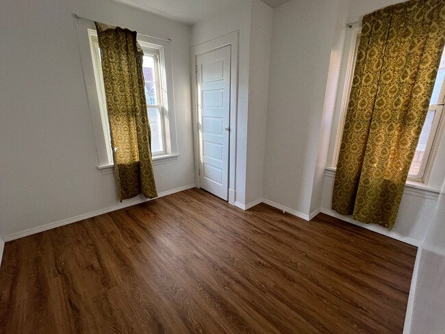 Building Photo - Sharpsburg - 3 BR House, Dining Room, Larg...