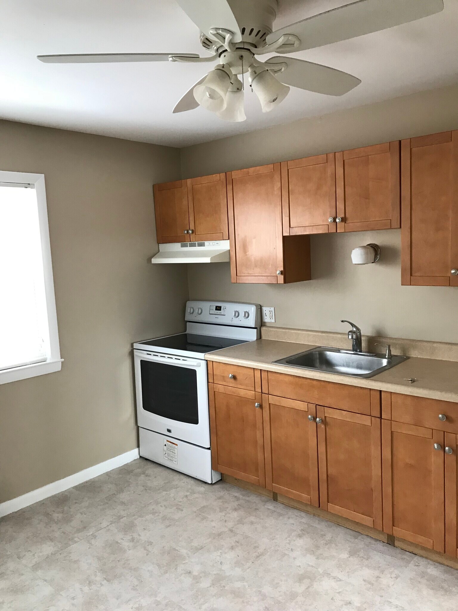 Kitchen - 88 Belair Dr