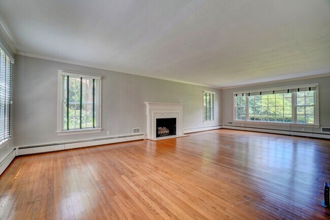 Building Photo - Reduced & Ready NOW! WATERFRONT Home in Wi...