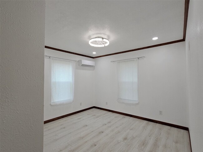 Building Photo - 16974 Balmoral St