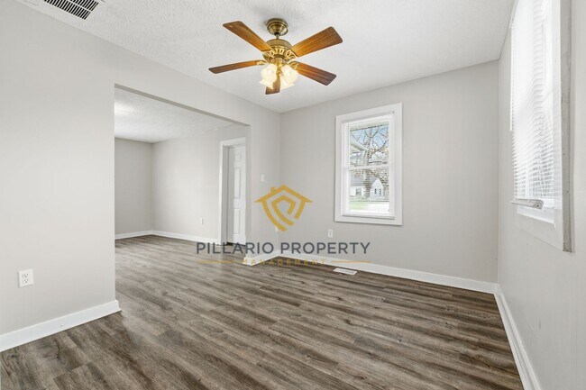 Building Photo - Updated 3 Bedroom Near Forest Manor, Available NOW!