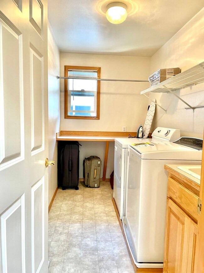 Building Photo - Spacious 4 bedrooms + Den, A/C! Pet(s)!