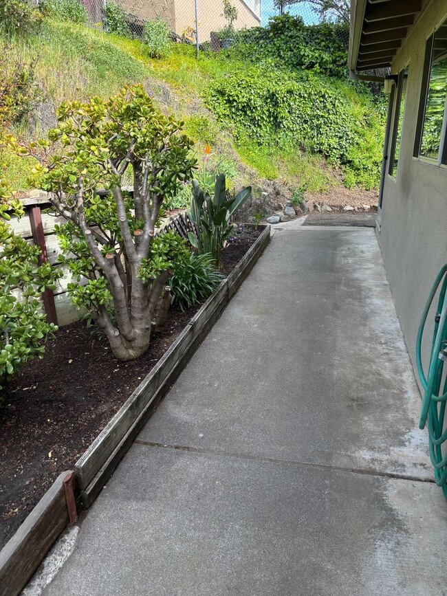 Building Photo - OPEN HOUSE SAT 4/26 11AM TO 12PM. Amazing ...