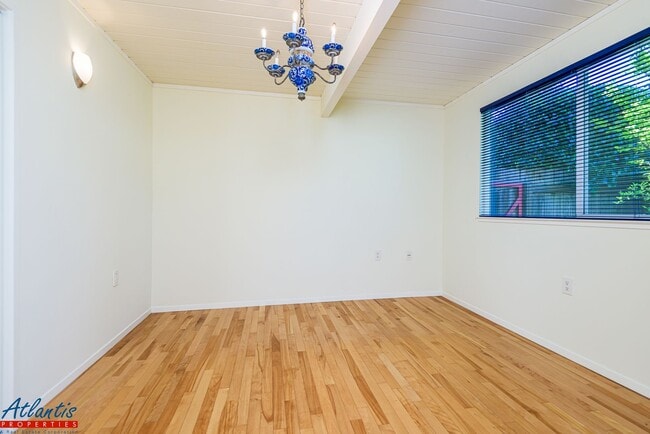 Building Photo - Gorgeous Eichler Home | Desirable Location