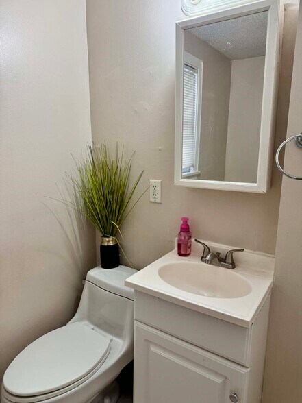 Building Photo - 625 Hawthorne Ave E