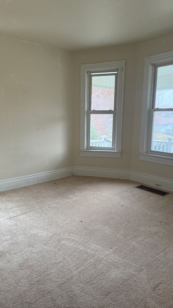 Building Photo - 318 Center Ave