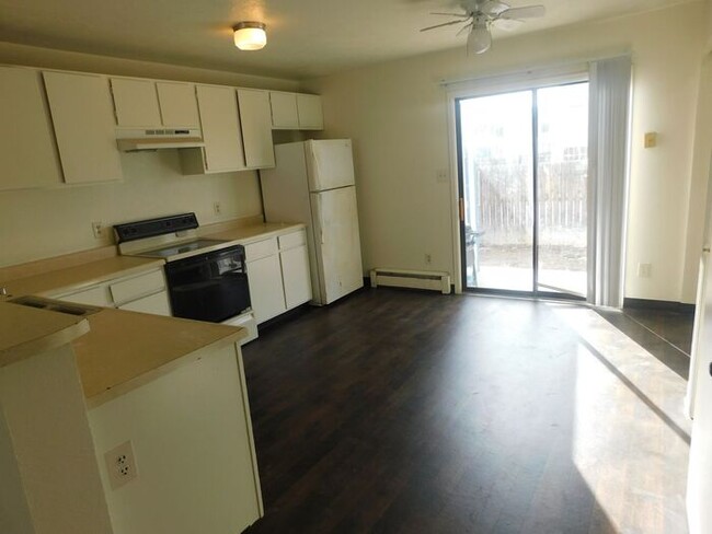 Building Photo - 2 Bed 1 Bath Apartment Centrally Located i...