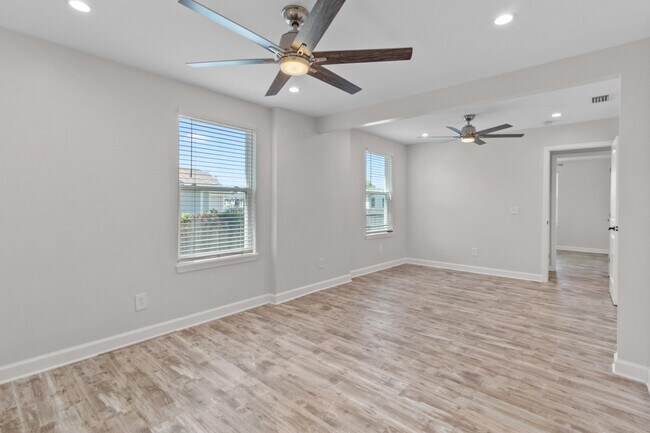 Building Photo - 310 N Bonita Ave